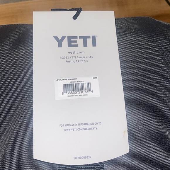 YETI Lowlands Blanket, Multi-Use Blanket with Travel Bag purple brand New - Picture 3 of 7